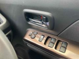 パワーウィンドウのスイッチですよ。運転席に居ながら窓を開け閉めのコントロールできますよ。