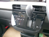操作しやすいシフトレバーとタッチ式エアコンパネルで運転も楽々です。