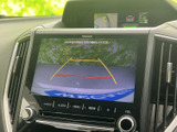 駐車時の安全性を高めるバックモニター。ガイドライン表示で、狭い場所でも確実な駐車操作をサポートします。後方確認がより容易になります。