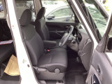 フロント広々、ベンチシートの運転席は、ハイトアジャスターが付いているので、快適にドライブができます。ハンドルはチルトステアリングで、ハンドル位置を上下に調節できます。