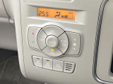 【オートエアコン】一度お好みの温度に設定すれば、車内の温度を検知し風量や温度を自動で調整。暑い&hellip;寒い&hellip;と何度もスイッチ操作をする必要はありません。快適な車内空間には必須の機能ですね♪
