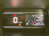 視認性の高いメーター類で、運転に必要な情報を的確に把握できます。運転状況を常に把握し、安全運転をサポートします。デザインも洗練されています。