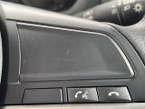 ハンドルに電話のスイッチがありますので携帯電話を登録すればボタン一つで通話可能です!