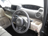 水平基調のインパネは運転者の広い視覚を確保しています。右左折時に歩行者の存在を気づきやすい工夫もされています。