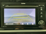 リバースギアに入れるだけで後方の表示へ切り替わります。夜間や雨の日の駐車も楽になりますよ。