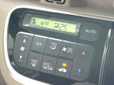 【オートエアコン】一度お好みの温度に設定すれば、車内の温度を検知し風量や温度を自動で調整。暑い&hellip;寒い&hellip;と何度もスイッチ操作をする必要はありません。快適な車内空間には必須の機能ですね♪