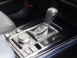 操作性に優れたシフト周り。信号待ち等でブレーキから足を離しても停車を維持するオートブレーキホールドを搭載し、運転の負担を軽減。コマンダーノブや電子制御ブレーキも手元に集約した快適な運転席です。