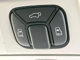 【パワーバックドア】スマートキーや運転席のボタンを押すだけでリアゲートが自動で開閉します!荷物を持っている時や、高い位置にあるバックドアを閉める際に便利な機能です♪