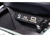 小物の収納に便利なセンタートレイには携帯等のデバイスの充電可能なUSB出力電源付です。