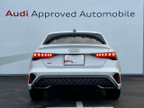 Audiのリヤディフューザーは、車両の後方での空気の流れを整え、乱流を減少させることで、走行安定性を向上させます。またスポーティで洗練された外観を提供し、全体のスタイルに一体感を持たせます。