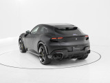 コーンズ名古屋ショールームでは1階に最新モデルの展示とコンフィグレーションルーム、2階には中古車展示エリアとラウンジを配し、最新CIのもとフェラーリをご覧いただけます。