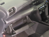 助手席前のグローブボックス