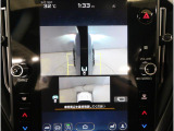 左右のサイドカメラ映像を同時に表示し、車両周囲の死角をしっかりカバー。狭い道や駐車時の接触リスクを減らし、安心して操作できる視界を確保します。