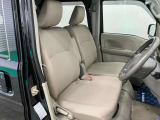 【フロントシート】さまざまな体格の方が快適に運転ができるよう配慮したシートになっております。