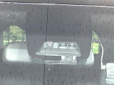 【プリクラッシュセーフティ】前方の車両等を検知し、衝突しそうな時は警報で注意を促し、ブレーキを踏む力をサポート。ブレーキを踏めなかった場合は衝突被害軽減ブレーキが作動、衝突回避をサポートします。