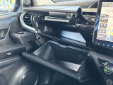 各シートには様々な収納や快適装備があり、どちらのシートに座っても快適なドライブをお楽しみいただけます♪