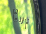【ブラインドスポットモニター】走行中、ドアミラーの死角になりやすい箇所に後続車が接近するとサイドミラーのレンズに警告を表示!ドライバーに注意喚起をしてくれます。