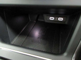 非接触型充電器がついているのでスマートフォンを置くだけで充電ができます。