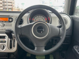 インテリアに合わせたデザインのステアリングは、運転される方のことも考え、運転しやすい形状、大きさです。是非一度、実際に触ってお確かめください。
