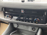 オートエアコンです。エアコン独立温度調整機能を搭載!運転席と助手席の設定温度をそれぞれ独立して調整できます。