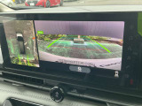 アラウンドビューモニターです。4つのカメラからの映像を合成・処理することで空から見下ろすような視点で周囲を確認でき、駐車時のクルマの位置確認がスムーズになります。