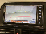 車庫入れなど後進運転時に死角をモニターで確認ができて安全です♪ ステアリング操作の参考になるガイド線も表示しますので車庫入れがニガテな方も安心ですネ!