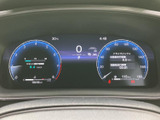視認性の高いメーター類で運転状況を的確に把握できます。各種警告灯や情報表示で安全運転をサポートします。洗練されたデザインも魅力です。
