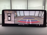 狭い場所での駐車やすれ違いなどでより的確な運転操作に役立つ360&deg;ビューモニターが装備されています。