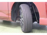 タイヤサイズ 165/65R14。 スタイリッシュなデザインの純正アルミホイールを装着しています。