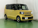 狭い駐車場でも、スライドドアならチャイルドシートへのお子さまの乗降や荷物の積載もスムーズ。とても便利な【両側電動スライドドア】ドアハンドを少し引くだけでリアドアが自動開閉します。