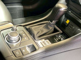 操作性に優れたシフト周り。信号待ち等でブレーキから足を離しても停車を維持するオートブレーキホールドを搭載し、運転の負担を軽減。コマンダーノブや電子制御ブレーキも手元に集約した快適な運転席です。