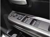 ドア内側、手の届きやすい位置にドアガラスの開閉スイッチ(パワーウインドウ)があります。運転席にはいたずら防止のためのロック付!