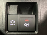 【電動パーキングブレーキ+オートブレーキホールド機能】 指先だけで簡単に操作が可能なパーキングブレーキ、スイッチを押すとブレーキペダルから足を離してもブレーキを保持できるオートブレーキホールド搭載。