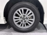 タイヤサイズは(195/65R15)で純正アルミホイールです。