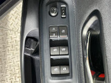 【パワーウインドウ】運転席のスイッチで、各席の窓ガラスの開閉ができます。あると便利ですよね。