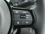 ◆アダプティブクルーズコントロール◆予め設定した車速内でクルマが自動的に加減速。前走車との適切な車間距離を維持しながら追従走行します。【LKAS】車線維持支援システムでステアリング操作を支援。