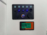 バッテリーの状態をリアルタイムで測定・表示する装置です。電圧、電流、容量、充電・放電状況などの詳細なデータを可視化し、バッテリーの管理や寿命の延長に役立ちます。