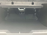 後席を全て倒して、荷物専用のスペースにした状態です。これなら長いものも積めますし、ご旅行や趣味に活用できますね。