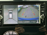 アラウンドビューモニターです。上空からお車の周りを見る感覚で表示されますので、車庫入れも安心です。