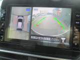 自車を真上から見下ろすように映し出すので周囲の状況が分かるアラウンドビューモニター搭載。フロントカメラとしても使用できます。車庫入れなど苦手な人の頼りになる助っ人です。