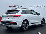 Audiのリヤディフューザーは、車両の後方での空気の流れを整え、乱流を減少させることで、走行安定性を向上させます。またスポーティで洗練された外観を提供し、全体のスタイルに一体感を持たせます。