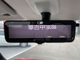 【インテリジェントルームミラー】 車両後方のカメラ映像がミラーに映るので、乗員や荷物が多くても安心♪夜間や悪天候の日でもクリアな映像で視界良好です◎