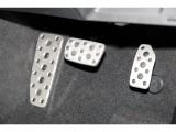スポーティなデザインのアルミパッドブレーキペダルです。
