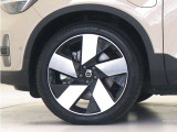 5スポークフロント:8.0J&times;20インチ リア:9.0J&times;20インチ ダイヤモンドカット/ブラックアルミホイール装着。