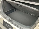 トランクは2段になっており、中敷きの下にも収納スペースがあります