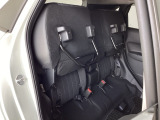 後席の座面をはねあげると、後席のあったスペースがそのまま高さのある荷室空間に!背の高い荷物も横にせずそのまま積み込めます。もちろん左右片方だけのアレンジも可能です。