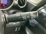 操作しやすい位置に配置され、スムーズなウインカー操作をサポートします。安全運転を意識した設計です。