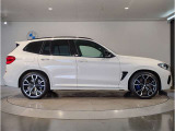☆BMWの前後重量配分50:50はエンジン自体をフロントタイヤよりも後ろにずらし、通常はエンジンルーム内に搭載される重量物であるバッテリーをトランクに移動させるなどして実現されています☆