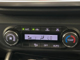【オートエアコン】一度お好みの温度に設定すれば、車内の温度を検知し風量や温度を自動で調整。暑い&hellip;寒い&hellip;と何度もスイッチ操作をする必要はありません。快適な車内空間には必須の機能ですね♪