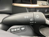 操作しやすい位置に配置されたウインカーレバー。直感的な操作で、安全な車線変更をサポートします。オートリターン機能で、煩わしさも軽減します。